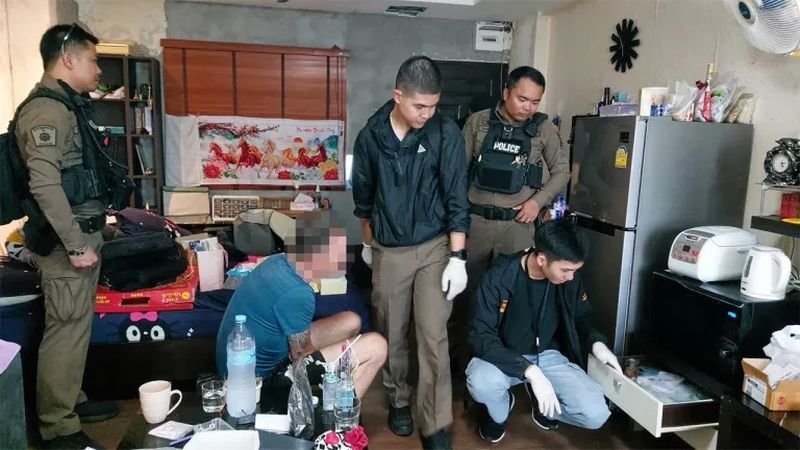 Ein Niederländer, ein ehemaliger Soldat, wurde in Pattaya verhaftet, nachdem er zunächst mit einer kleinen Menge kristallinem Methamphetamin (Ice) in seinem Besitz erwischt worden war. Bei der Durchsuchung seiner Wohnung wurden jedoch Geräte und Chemikalien zur Herstellung von Sexpillen entdeckt, berichtete die Zeitung Thai Rath heute Morgen.