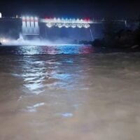 Eine große Wassermenge aus dem Khun Dan Prakarnchon Damm überflutete in den frühen Morgenstunden des Montags Wohnhäuser, Resorts und Fahrzeuge in der Provinz Nakhon Nayok. Die Flut erreichte die Provinz gegen 2 Uhr morgens. Rettungskräfte der Ruamkatanyu Foundation setzten Boote ein, um in Gebäuden eingeschlossenen Bewohnern und Touristen zu helfen. Das Personal einiger Resorts reagierte auf die Katastrophe, indem es Touristen auf höher gelegenes Gelände evakuierte.