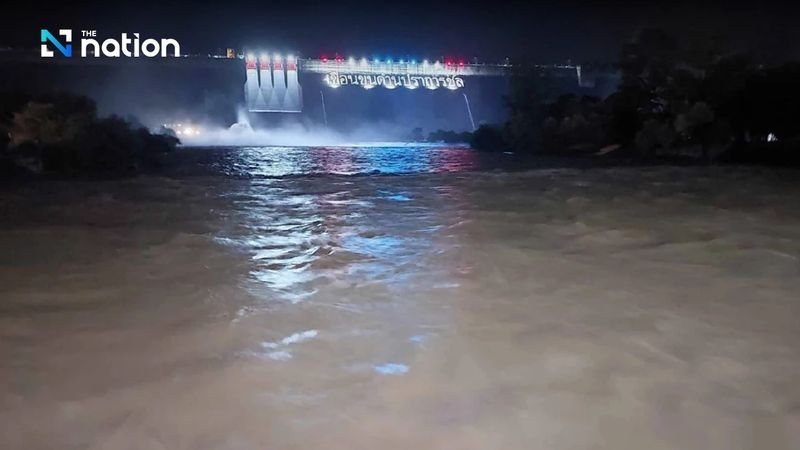 Eine große Wassermenge aus dem Khun Dan Prakarnchon Damm überflutete in den frühen Morgenstunden des Montags Wohnhäuser, Resorts und Fahrzeuge in der Provinz Nakhon Nayok.Die Flut erreichte die Provinz gegen 2 Uhr morgens. Rettungskräfte der Ruamkatanyu Foundation setzten Boote ein, um in Gebäuden eingeschlossenen Bewohnern und Touristen zu helfen. Das Personal einiger Resorts reagierte auf die Katastrophe, indem es Touristen auf höher gelegenes Gelände evakuierte.