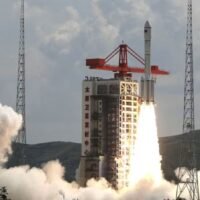 Die Oberstufe einer chinesischen Rakete zerbrach in eine Wolke aus über 700 Trümmern und gefährdete damit über 1.000 Satelliten und andere Objekte. Eine chinesische Raketenstufe, die diese Woche im Weltraum auseinanderbrach, hinterließ mehr als 700 Trümmerteile und setzte damit über 1.000 Satelliten und andere Objekte in einer stark frequentierten Region der Erdumlaufbahn der Gefahr gefährlicher Kollisionen aus,