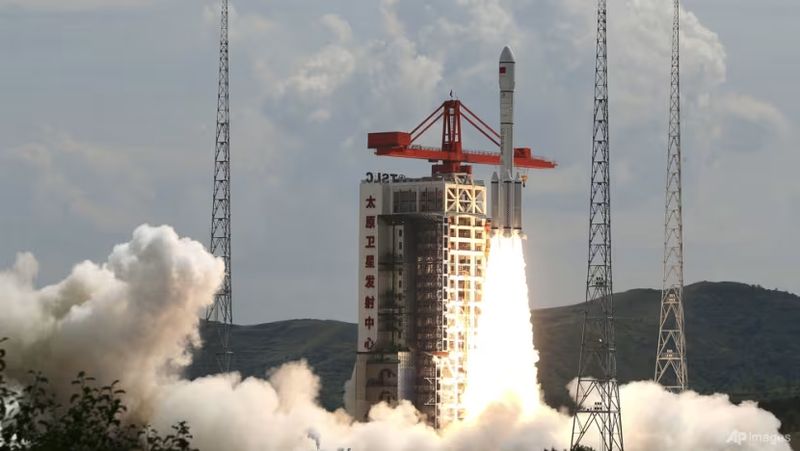 Die Oberstufe einer chinesischen Rakete zerbrach in eine Wolke aus über 700 Trümmern und gefährdete damit über 1.000 Satelliten und andere Objekte. Eine chinesische Raketenstufe, die diese Woche im Weltraum auseinanderbrach, hinterließ mehr als 700 Trümmerteile und setzte damit über 1.000 Satelliten und andere Objekte in einer stark frequentierten Region der Erdumlaufbahn der Gefahr gefährlicher Kollisionen aus,