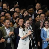 Der jüngste Aufschwung des thailändischen Baht ist in Gefahr, da die Märkte im Vorfeld der Sitzung der Zentralbank in dieser Woche das jüngste politische Drama des Landes verarbeiten. Der Baht ist seit Anfang Juli eine der Währungen mit der höchsten Wertentwicklung in der Region – teilweise aufgrund der Erholung des Tourismus –, nachdem er im Mai gegenüber dem Dollar einen fast zweijährigen Tiefstand erreicht hatte