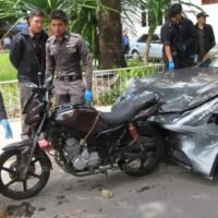 Die forensische Polizei untersucht ein Motorrad von Pol Snr Sgt Maj Wichian Klanprasert von der Polizeistation Thong Lor und einen Ferrari, der vom Red Bull-Erben Vorayuth Yoovidhya gefahren wurde, nach dem Unfall, bei dem der Polizist am 3. September 2012 starb.