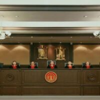 Das Verfassungsgericht hat Premierminister Srettha Thavisin eines groben Verstoßes gegen die Ethik für schuldig befunden, als er den ehemaligen Häftling Pichit Chuenban zum Kabinettsminister ernannte. Das Urteil führte dazu, dass Herr Srettha nach weniger als einem Jahr im Amt entlassen wurde.