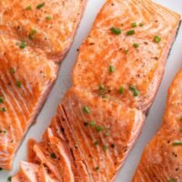 Lachs, ein Favorit vieler Thailänder, kann bei unsachgemäßer Handhabung und Lagerung versteckte Parasiten enthalten. Dieses beliebte Fischgericht, das reich an Omega-3, hochwertigem Eiweiß und Vitamin B6 ist, birgt bei rohem Verzehr gewisse Risiken. Der Verzehr von rohen oder halbgekochten Lebensmitteln erhöht die Wahrscheinlichkeit, sich mit Keimen, Bakterien oder Parasiten anzustecken, die durch die Hitze beim Kochen nicht abgetötet werden.