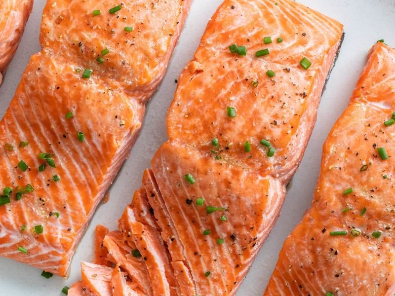 Lachs, ein Favorit vieler Thailänder, kann bei unsachgemäßer Handhabung und Lagerung versteckte Parasiten enthalten. Dieses beliebte Fischgericht, das reich an Omega-3, hochwertigem Eiweiß und Vitamin B6 ist, birgt bei rohem Verzehr gewisse Risiken.Der Verzehr von rohen oder halbgekochten Lebensmitteln erhöht die Wahrscheinlichkeit, sich mit Keimen, Bakterien oder Parasiten anzustecken, die durch die Hitze beim Kochen nicht abgetötet werden.