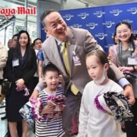 Der chinesische Tourismus nach Thailand hat sich von der Covid-Ära vollständig erholt. Die Entscheidung der thailändischen Regierung, die visumfreie Einreise chinesischer Staatsbürger zu fördern, hat ihre Zahl zweifellos erhöht. Sie werden nun auf etwa 35.000 pro Tag geschätzt, da die Flüge aus immer mehr Städten in China zunehmen. Das Gesamtaufkommen ist entweder wieder auf dem Niveau vor der Covid-Pandemie oder hat es sogar übertroffen.