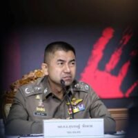 Ein Rückblick auf den Karriereweg von General Surachate „Big Joke“ Hakparn vor seiner Entlassung als stellvertretender Polizeichef aufgrund von Vorwürfen schwerer Disziplinarverstöße, die zu einer offiziellen Untersuchung führten. Pol. Gen. Surachate, bekannt unter seinem Spitznamen „Big Joke“, wurde am 29. Oktober 1970 (derzeit 54 Jahre alt) im Bezirk Sadao in der Provinz Songkhla geboren.