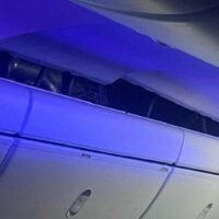 Die US-Luftfahrtbehörde Federal Aviation Administration (FAA) hat am Montag angekündigt, dass sie Inspektionen der Boeing 787 Dreamliner anordnen wird. Im März hatte es einen Zwischenfall gegeben, bei dem eine Maschine der LATAM Airlines plötzlich in den Sturzflug ging und dabei über 50 Passagiere verletzt wurden.