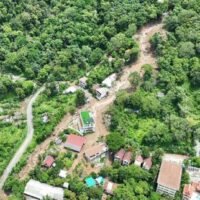 Ein durch heftige Regenfälle verursachter Erdrutsch erschütterte am Freitagmorgen die Gegend von Kata in Phuket. Zwei Russen, sechs Myanmarer und zwei Thailänder wurden am schlimmsten betroffenen Ort in Karon tot bestätigt.