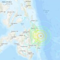 Ein Erdbeben der Stärke 6,7 ereignete sich am Samstag vor der Ostküste der philippinischen Insel Mindanao, teilte das Deutsche GeoForschungsZentrum (GFZ) mit. Das Beben habe sich in einer Tiefe von zehn Kilometern ereignet, teilte das GFZ mit. Der United States Geological Survey (USGS) bezifferte die Magnitude auf 6,8.