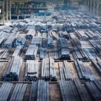 Der Verband der thailändischen Industrie äußert Bedenken über die mögliche Dominanz chinesischer Unternehmen in der thailändischen Stahlindustrie und fordert regulatorische Maßnahmen. Die thailändische Stahlindustrie laufe Gefahr, von chinesischen Unternehmen dominiert zu werden, die im Land Stahlfabriken errichten, warnte der Verband der thailändischen Industrie (FTI) gestern am Montag.