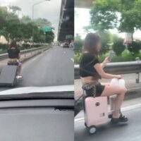 Ein auf der Social-Media Plattform X gepostetes Video löste Empörung und Besorgnis über die Verkehrssicherheit einer frau in Bangkok aus. Das Video zeigt eine Frau, die auf einem Elektrokoffer fährt, während sie gleichzeitig ein großes Gepäckstück hinter sich herzieht und ihr Mobiltelefon auf der Vibhavadi Rangsit Road in der Nähe des Flughafens Don Mueang in Bangkok benutzt.