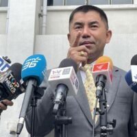 Die Hoffnungen des Polizeichefs lösen sich in Rauch auf, als seine Entlassung endlich offiziell wird. General Surachate „Big Joke“ Hakparn spricht vor dem Strafgericht in Bangkok Süd mit Reportern, wo er am 24. Juni eine Verleumdungsklage gegen einen hochrangigen Polizeibeamten eingereicht hat.