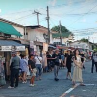 Man werde darauf achten, die Beziehungen zwischen den beiden Ländern China und Thailand nicht zu beschädigen, sagt Tourismus- und Sportminister. Das Tourismus- und Sportministerium plant, mit den chinesischen Behörden Maßnahmen zu erörtern, um chinesische Touristen, die Thailand besuchen, zu ermutigen, Produkte von lokalen Herstellern zu kaufen und die Dienste lokaler Anbieter zu nutzen.