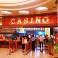 Mindestens fünf bedeutende globale Casino-Unternehmen haben großes Interesse an Investitionen in Thailands kommendes Unterhaltungskomplex-Projekt gezeigt. Dieses Interesse kommt zu einem Zeitpunkt, da die thailändische Regierung den Gesetzentwurf für das Entertainment Complex Act vorantreibt. Wenn das Gesetz verabschiedet wird, werden Casinos im Land legalisiert.
