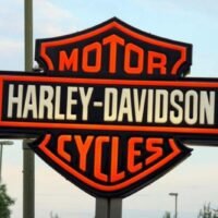 Harley Davidson, eine Marke, die für amerikanische Handwerkskunst steht, hat eine bedeutende Änderung seiner Produktionsstrategie angekündigt. Ab 2025 werden einige seiner legendären Motorräder, insbesondere die Modelle Pan America, Sportster S und Nightster, im Produktionswerk von Harley-Davidson in Thailand hergestellt . Dieser Schritt ist eine Premiere für das Unternehmen, das traditionell für seine in Amerika hergestellten Maschinen bekannt ist.
