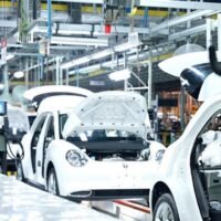 Die negative Stimmung in Thailand wächst weiter. Herr Sompop sagt, dass chinesische Investitionen und der Zustrom chinesischer Produkte nach Thailand zwar einige negative Auswirkungen auf die lokalen Unternehmen haben, die meisten Fabriken in Thailand jedoch kostengünstige Komponenten oder Rohstoffe aus China verwenden.