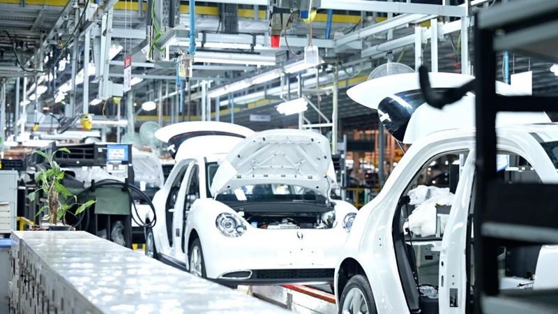 Die negative Stimmung in Thailand wächst weiter. Herr Sompop sagt, dass chinesische Investitionen und der Zustrom chinesischer Produkte nach Thailand zwar einige negative Auswirkungen auf die lokalen Unternehmen haben, die meisten Fabriken in Thailand jedoch kostengünstige Komponenten oder Rohstoffe aus China verwenden.