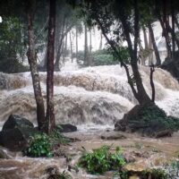 Das Nationale Wasserkommandozentrum bereitet sich auf die Bewältigung einer Flut vor, die voraussichtlich am 27. und 28. August die Provinz Sukhothai treffen wird. Der Direktor des Zentrums, Thanaroj Worraratprasert, sagte, die Fluten würden heute die Distrikte Si Satchanalai und Sawankhalok erreichen, bestätigte jedoch, dass die Behörden an vielen Schleusentoren in der Provinz die Entwässerung verstärken werden, um die Erosion der Deiche und den massiven Abfluss einzudämmen.