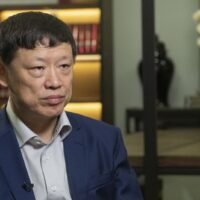 Hu Xijin, dem ehemaligen Chefredakteur der staatlich geförderten chinesischen Zeitung Global Times, wurde nach Angaben einer mit der Angelegenheit vertrauten Person das Posten in sozialen Medien untersagt, nachdem er umstrittene Kommentare zur Wirtschaft verfasst hatte.
