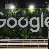 Google wird vorgeworfen, Unternehmen dafür zu bezahlen, dass es Suchanfragen auf ihren Geräten und Plattformen automatisch verarbeitet. Ein US-Bundesrichter entschied am Montag, Google habe illegal gehandelt, um sein Monopol bei der Online-Suche aufrechtzuerhalten. Diese richtungsweisende Entscheidung erschüttert die Macht der Technologiegiganten im modernen Internetzeitalter und könnte ihre Geschäftspraktiken grundlegend verändern.