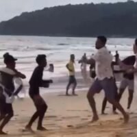 In den thailändischen sozialen Medien wird eine Schlägerei zwischen einer Gruppe indischer Touristen und thailändischen Jugendlichen am Karon Beach auf Phuket, die wahrscheinlich einen Sonnenschirmverleih betreiben, heftig kritisiert.