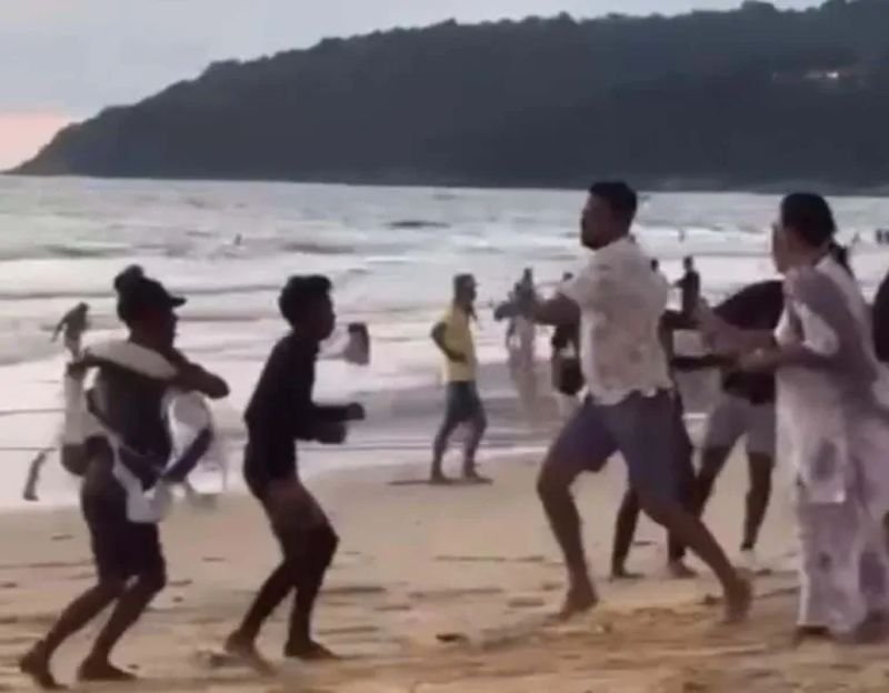 In den thailändischen sozialen Medien wird eine Schlägerei zwischen einer Gruppe indischer Touristen und thailändischen Jugendlichen am Karon Beach auf Phuket, die wahrscheinlich einen Sonnenschirmverleih betreiben, heftig kritisiert.