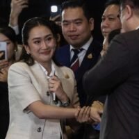 Thailands designierter Premierminister Paetongtarn Shinawatra unterhält sich mit Mitgliedern der Pheu-Thai-Partei nach einer Pressekonferenz in der Parteizentrale der Pheu-Thai-Partei in Bangkok, Thailand, am Freitag, den 16. August 2024.