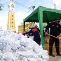 Das Hochwasser und die Überschwemmungen aus dem Norden erreichen die Hauptstadt. Vorsicht ist besser als Nachsicht: Katastrophenschutzbeamte füllen Sandsäcke, um damit einen Hochwasserschutzwall entlang des Flus ses Chao Phraya im Stadtgebiet von Nonthaburi zu errichten. Während Rettungskräfte versuchen, den steigenden Wasserstand des Flusses zu bewältigen, werden Hochwasserschutzmaßnahmen ergriffen.