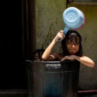 Mehr als die Hälfte der Kinder in 100 Ländern erleben heute doppelt so viele Hitzewellen wie vor sechs Jahrzehnten
