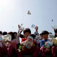 Der Mangel an erschwinglicher Kinderbetreuung ist eines der größten Probleme berufstätiger Eltern. Um dieses Problem zu lösen, hat die Regierung 100 philippinischen Kindermädchen Visa ausgestellt, die am Dienstag ihre Arbeit aufnehmen werden.