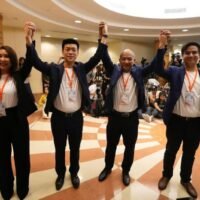 Der Vorsitzende der neuen Volkspartei, Natthaphong Ruengpanyawut, zweiter von links, posiert mit den Parteimitgliedern nach einer Pressekonferenz, als sie die Gründung der neuen politischen Partei in Bangkok, Thailand, am Freitag, den 9. August 2024, bekannt gaben, zwei Tage nachdem Thailands Move Forward-Partei per Gerichtsbeschluss aufgelöst wurde.