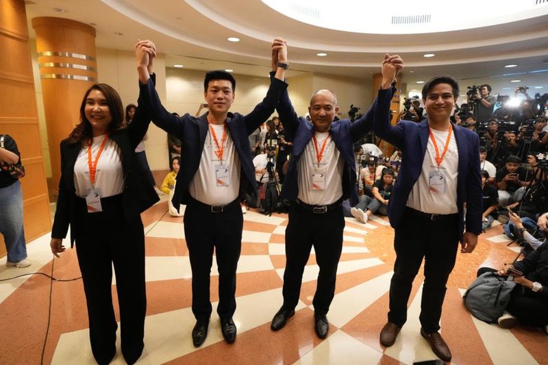 Der Vorsitzende der neuen Volkspartei, Natthaphong Ruengpanyawut, zweiter von links, posiert mit den Parteimitgliedern nach einer Pressekonferenz, als sie die Gründung der neuen politischen Partei in Bangkok, Thailand, am Freitag, den 9. August 2024, bekannt gaben, zwei Tage nachdem Thailands Move Forward-Partei per Gerichtsbeschluss aufgelöst wurde.
