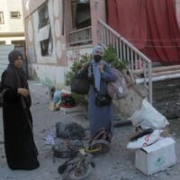 Mehr als 100 Palästinenser wurden bei einem israelischen Angriff auf eine Schule im Gazastreifen, in der Vertriebene untergebracht waren, getötet und Dutzende verletzt, berichtete die offizielle palästinensische Nachrichtenagentur heute am Samstag, während die israelische Armee erklärte, sie habe ein Kommandozentrum der Hamas getroffen.