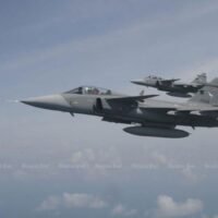 Das neue Kabinett muss die Entscheidung nach Prüfung schwedischer und amerikanischer Angebote noch prüfen. Die Königlich Thailändische Luftwaffe gab am Dienstag bekannt, dass sie sich für den Erwerb von Gripen- Kampfflugzeugen aus Schweden anstelle von in den USA hergestellten F-16-Flugzeugen entschieden habe.