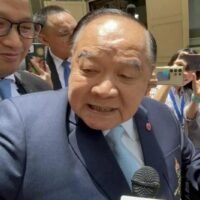Dem Vorsitzenden der Palang Pracharath Partei, Prawit Wongsuwan, droht eine Anklage wegen Körperverletzung, nachdem er einen thailändischen Journalisten nach dessen Befragung zum neuen Premierminister Thailands wütend attackiert hatte.