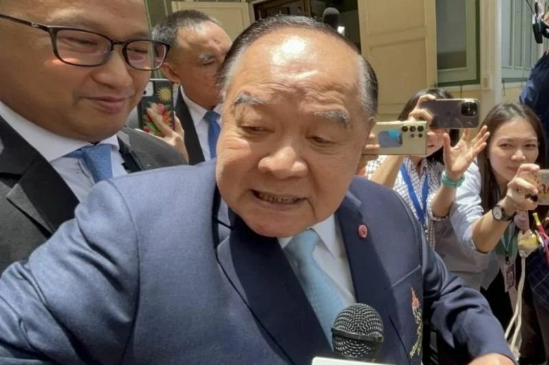 Dem Vorsitzenden der Palang Pracharath Partei, Prawit Wongsuwan, droht eine Anklage wegen Körperverletzung, nachdem er einen thailändischen Journalisten nach dessen Befragung zum neuen Premierminister Thailands wütend attackiert hatte.