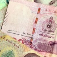 Seit Juli ist der Baht ein Star-Performer und klettert in der Rangliste nach oben, nachdem sich der Tourismus im Mai von einem fast zweijährigen Tiefstand gegenüber dem US-Dollar erholt hat. Doch dieser beeindruckende Aufschwung könnte aufgrund der jüngsten politischen Unruhen gefährdet sein.