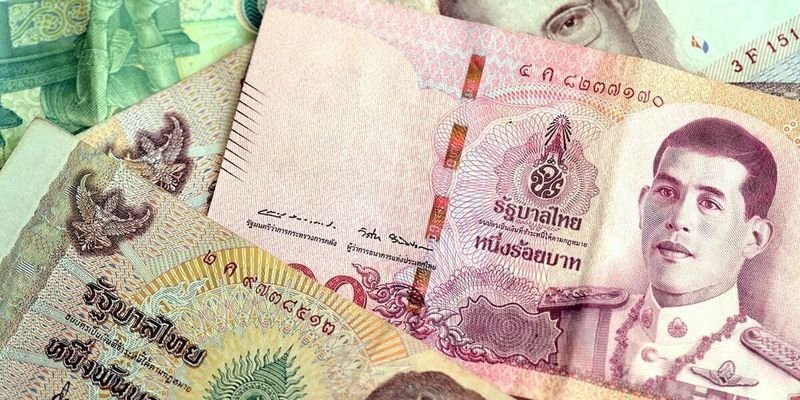 Seit Juli ist der Baht ein Star-Performer und klettert in der Rangliste nach oben, nachdem sich der Tourismus im Mai von einem fast zweijährigen Tiefstand gegenüber dem US-Dollar erholt hat. Doch dieser beeindruckende Aufschwung könnte aufgrund der jüngsten politischen Unruhen gefährdet sein.