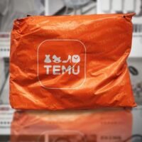 Premierminister Srettha Thavisin wies die Finanzbehörde und das Ministerium für digitale Wirtschaft und Gesellschaft (DES) an, dafür zu sorgen, dass der neue chinesische Online-Händler Temu die thailändischen Vorschriften einhält und seinen Steuerpflichten nachkommt . Die Richtlinie zielt darauf ab, die Bedenken der lokalen Industrie hinsichtlich des möglichen Zustroms billiger chinesischer Produkte zu zerstreuen, der thailändische Hersteller beeinträchtigen könnte.