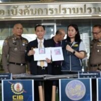 Die Königlich Thailändische Polizei startete eine Operation mit dem Titel „Durchgreifen gegen illegale Fahrzeuge, die die Stadt überschwemmen“. Im Zuge der Operation wurden vier Standorte durchsucht und über 2.000 gefälschte Zulassungen entdeckt, darunter ein einziges Kennzeichen, das für 26 Fahrzeuge verwendet wurde.