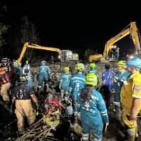 Rettungskräfte arbeiten an der Such- und Rettungsaktion im Mangrovenwald im Bezirk Bang Pakong, wo am Donnerstag ein kleines Flugzeug abgestürzt ist. Nach einer elfstündigen Suchaktion fanden Rettungskräfte am Donnerstag an der Absturzstelle eines Kleinflugzeugs in Chachoengsao keine Überlebenden.