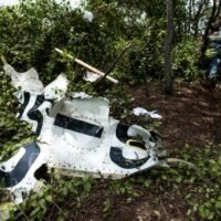 Rettungskräfte durchsuchen am Freitag in Bang Pakong in der Provinz Chachoengsao einen Tag nach dem Absturz eines Kleinflugzeugs das Wrack. Fünf Touristen aus China und vier Thailänder, darunter die beiden Piloten, sind vermutlich alle tot.