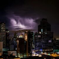 Das thailändische Wetteramt (TMD) hat eine Warnung vor schweren Monsunbedingungen in ganz Thailand herausgegeben, insbesondere im Nordosten und Osten. Es werden starke bis sehr starke Regenfälle und Überschwemmungen erwartet.