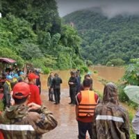Durch anhaltenden nächtlichen Regen steht die Hauptverkehrsstraße tief unter Wasser und zwei Dörfer im Bezirk Pang Mapha sind von der Außenwelt abgeschnitten Infolge heftiger Regenfälle in der Nacht kam es zu schweren Überschwemmungen im Bezirk Pang Mapha in Mae Hong Son, die so stark waren, dass Beamte ausgesandt werden mussten, um sechs gestrandete Touristen zu evakuieren.