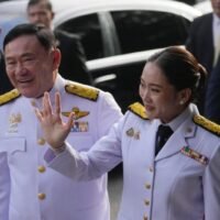 Thailands ehemaliger Premierminister Thaksin Shinawatra (links) und seine Tochter sowie der neu gewählte Premierminister Paetongtarn Shinawatra kommen vor der königlichen Bestätigungszeremonie in der Parteizentrale der Pheu Thai in Bangkok, Thailand an, bei der Paetongtarn zum neuen Premierminister Thailands ernannt wird.