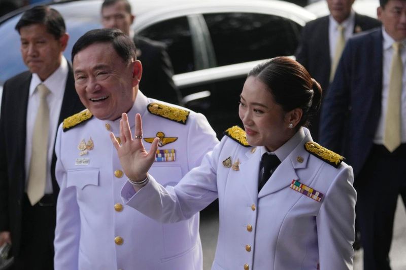 Thailands ehemaliger Premierminister Thaksin Shinawatra (links) und seine Tochter sowie der neu gewählte Premierminister Paetongtarn Shinawatra kommen vor der königlichen Bestätigungszeremonie in der Parteizentrale der Pheu Thai in Bangkok, Thailand an, bei der Paetongtarn zum neuen Premierminister Thailands ernannt wird.