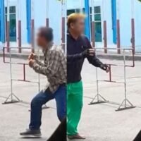 Gestern kam es zu einer Straßenschlägerei zwischen zwei Tuk-Tuk-Fahrern, die im Internet für erhebliche Aufmerksamkeit und Kritik sorgte. Bei dem Vorfall lieferten sich die Fahrer eine hitzige körperliche Auseinandersetzung und ignorierten die verzweifelten Bitten von Passanten, anzuhalten. Ein Video der Auseinandersetzung verbreitete sich schnell in den sozialen Medien. Es zeigt einen der Fahrer, wie er einen Stock schwang, als der Streit eskalierte.