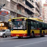 Die thailändische Busindustrie hat mit einem Zustrom chinesischer Betreiber zu kämpfen, die extrem billige Dienstleistungen anbieten und den lokalen Markt stören. Die Krise hat einen kritischen Punkt erreicht und fordert sofortiges Handeln seitens der thailändischen Behörden und Branchenvertreter.